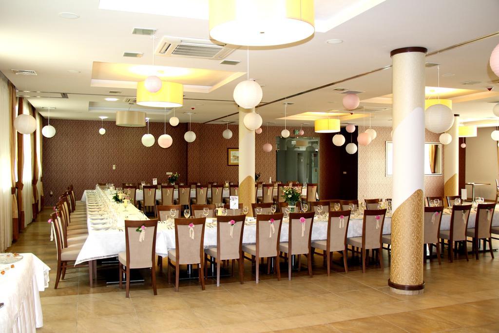 Hotel Austeria Conference & Spa ชีโคชีแนค ภายนอก รูปภาพ