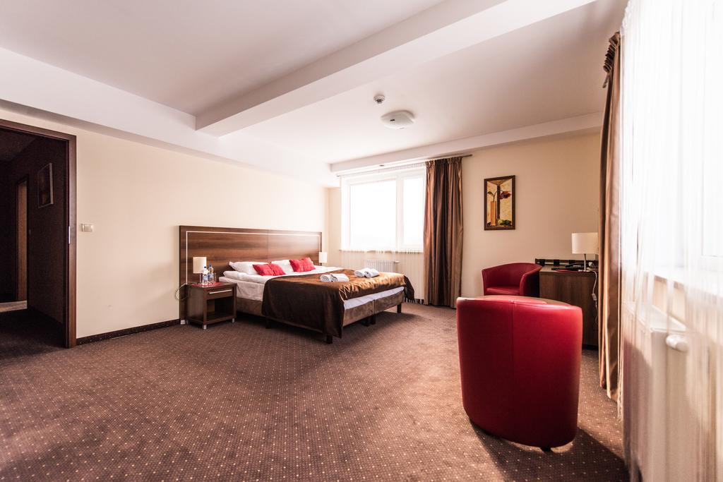 Hotel Austeria Conference & Spa ชีโคชีแนค ภายนอก รูปภาพ